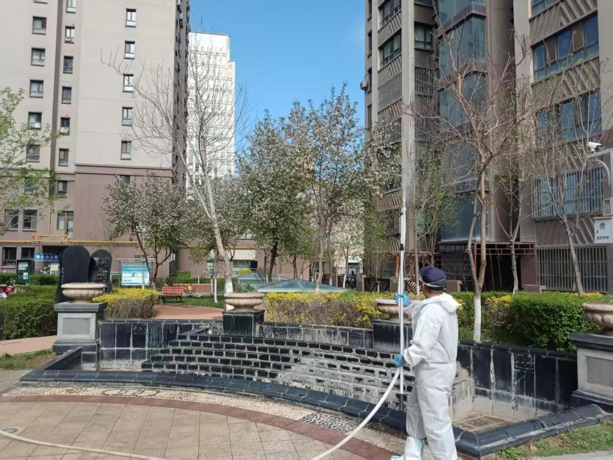 碧水錦苑小區(qū)開展樹木噴藥工作，守護綠化環(huán)境