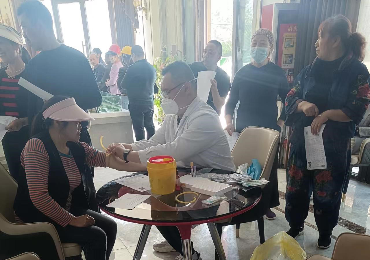 健康體檢進小區(qū)  便民服務(wù)暖人心